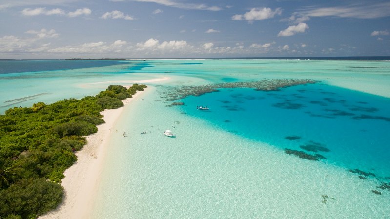 Sabbia bianchissima in un' isola lagunare alle Maldive